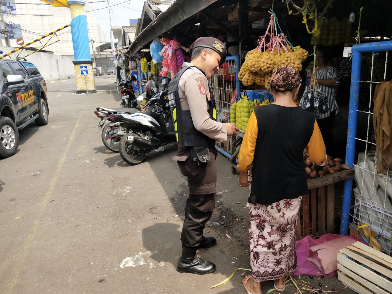 Satsabhara Polres Tanjung Perak Patroli Pasar Ujung, Sampaikan Pesan Waspada 3C