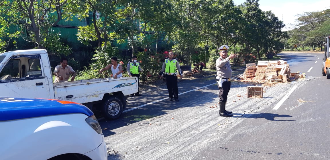 Satlantas Polres Tanjung Perak Lakukan Pengaturan & Evakuasi Pickup Terguling