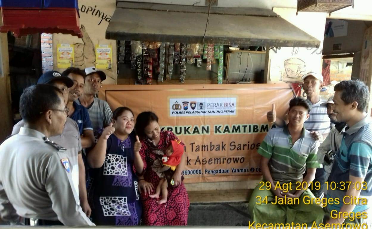 Babinkamtibmas Tambak Sarioso Sampaikan Pesan Kerukunan Dalam Kegiatan Cangkrukan