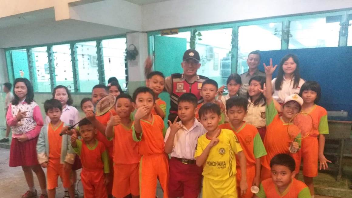 Babinkamtibmas Bongkaran Sampaikan Pesan Positif Ke SD Sasana Bhakti Dalam Rabu Narsis