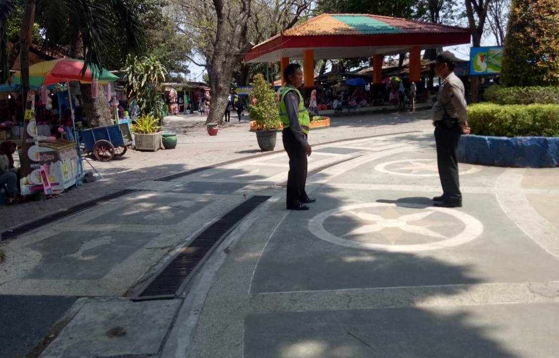 Polsek Kenjeran Lakukan Pengamanan Pengunjung THP Pantai Ria