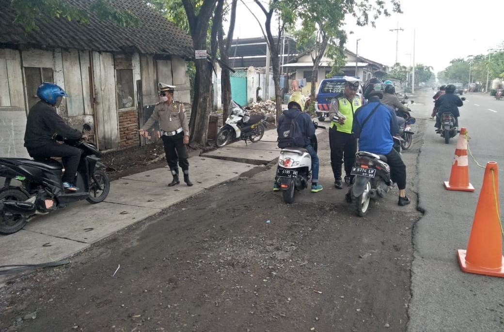 Ciptakan Kondusifitas Wilayah, Polsek Asemrowo Gelar Razia Kendaraan Bermotor