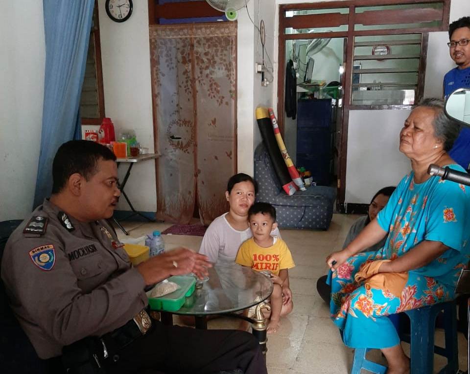 Sambang Warga Pesapen, Babinkamtibmas Krembangan Utara Sampaikan Pesan Jaga Kerukunan