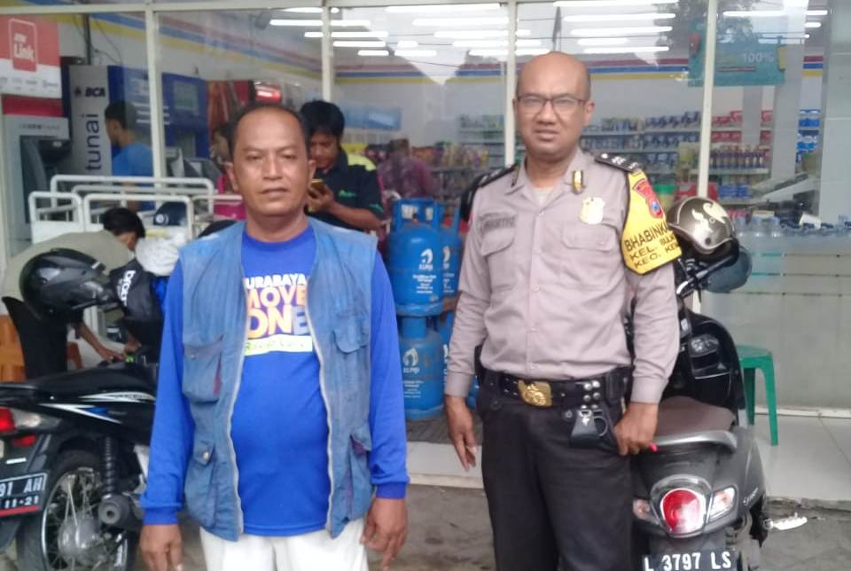 Sambang Petugas Parkir Mini Market, Babinkamtibmas Bulak Banteng Sampaikan Waspada Curanmor