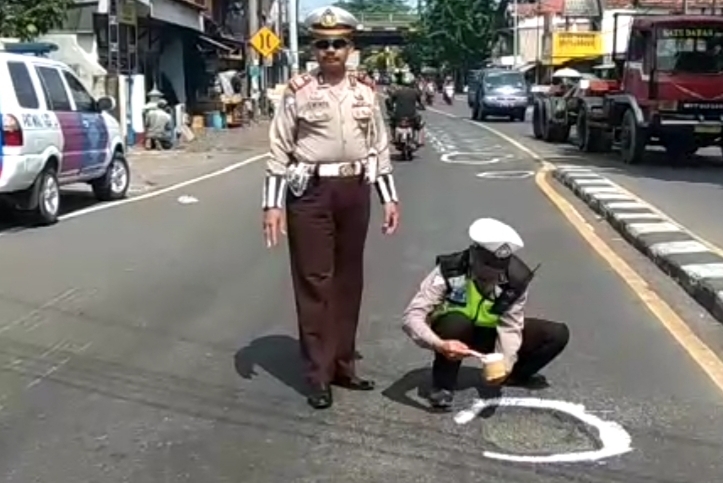 Cegah Kecelakaan, Unit Lantas Polsek Krembangan Lakukan Pengecekan Jalan Berlubang