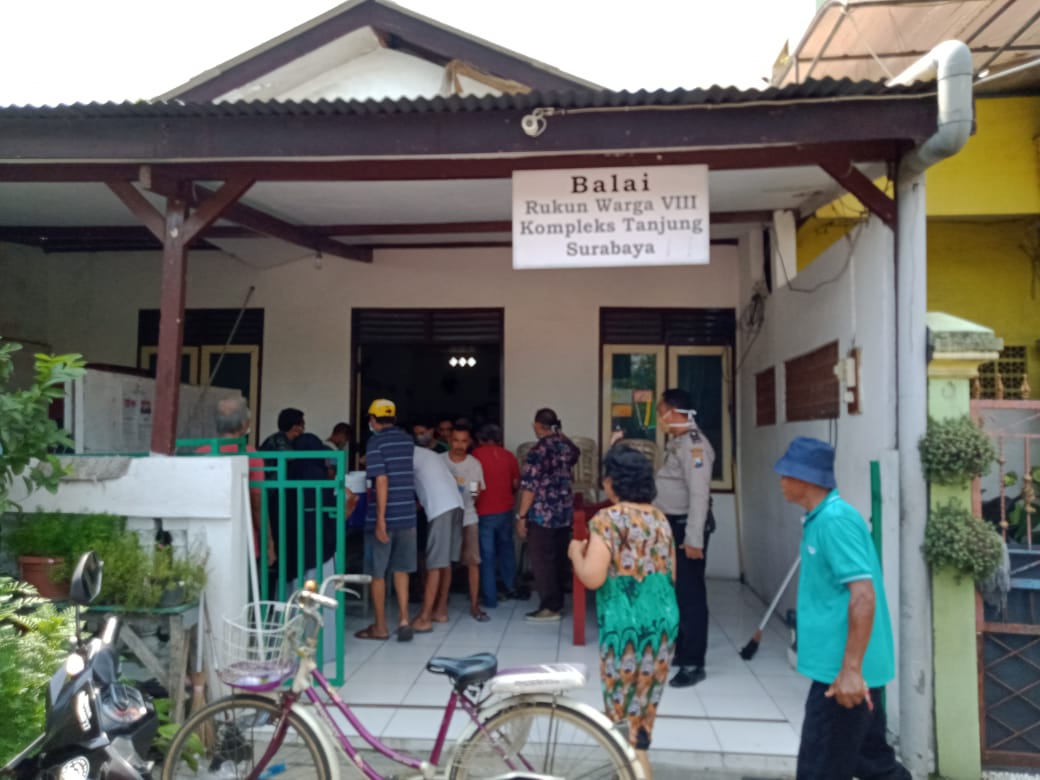 Babinkamtibmas Perak Barat Bersama Kepala Kelurahan Bagikan Wedang Pokak & Telor Rebus