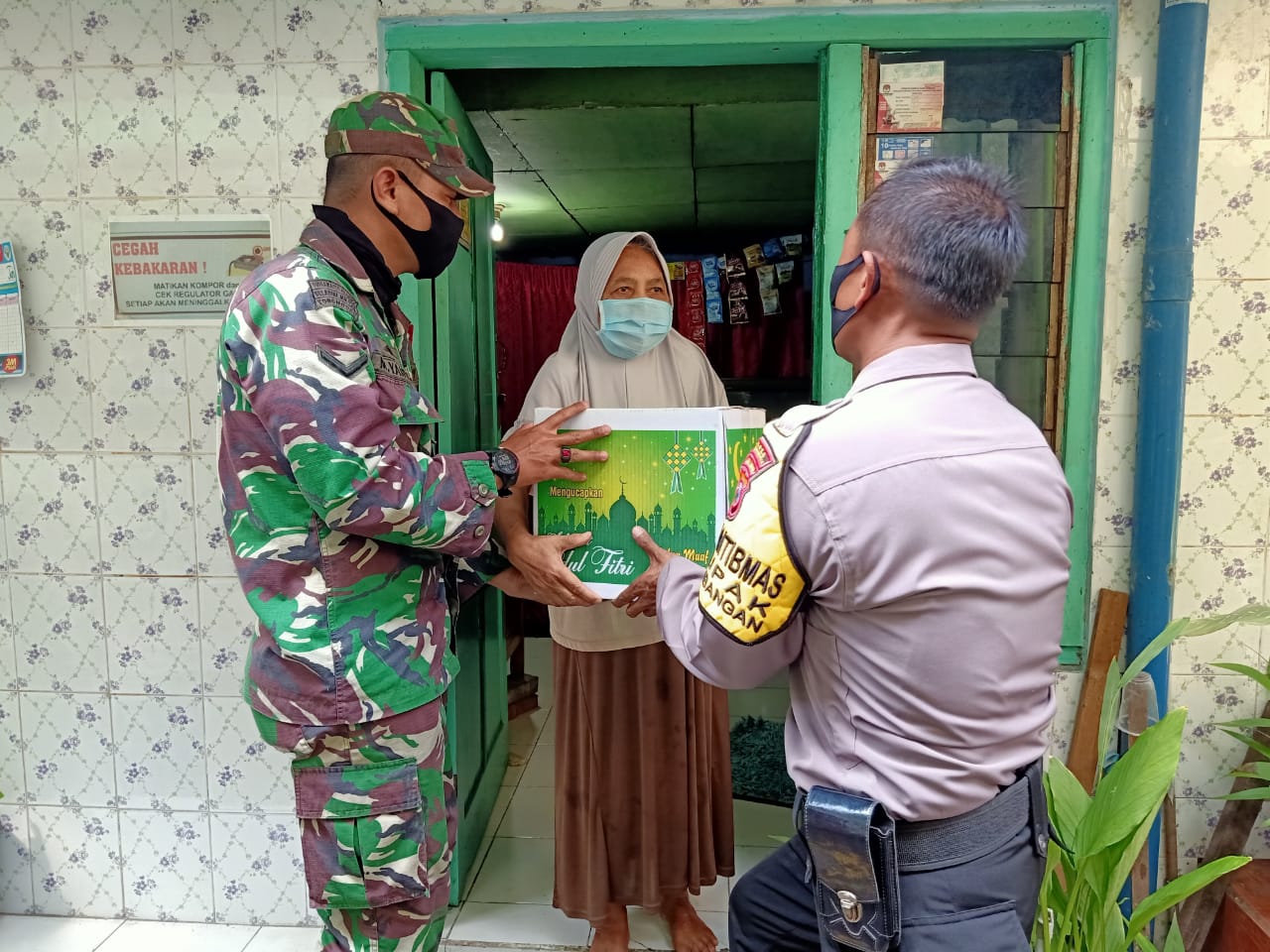 Babinkamtibmas Dupak Bagikan Paket Sembako Bantuan Polri, TNI & Pemkot Surabaya