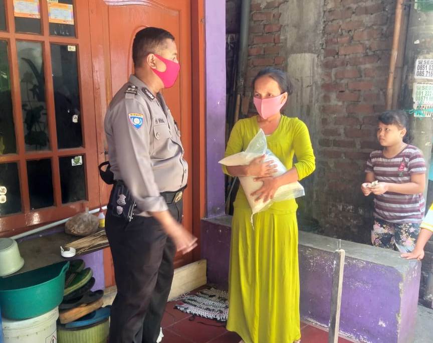 Babinkamtibmas Perak Utara Bagikan Beras Gratis Kepada Warga Kalimas Baru