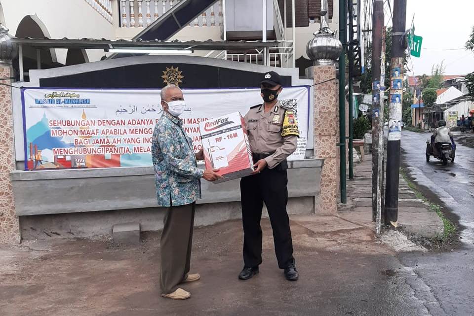 Babinkamtibmas Wonokusumo Berikan Bantuan Alat Semprot Disinfektan Kepada Takmir Masjid