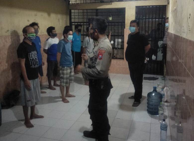 Pantau Kesehatan Tahanan, Polsek Krembangan Laksanakan Pengecekan Setiap Hari