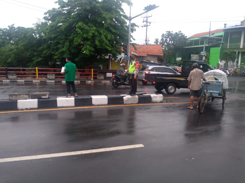 Unit Lantas Polsek Semampir Lakukan Pengaturan Lalu Lintas Sore, Bantu Lancarkan Kepulangan Para Pekerja