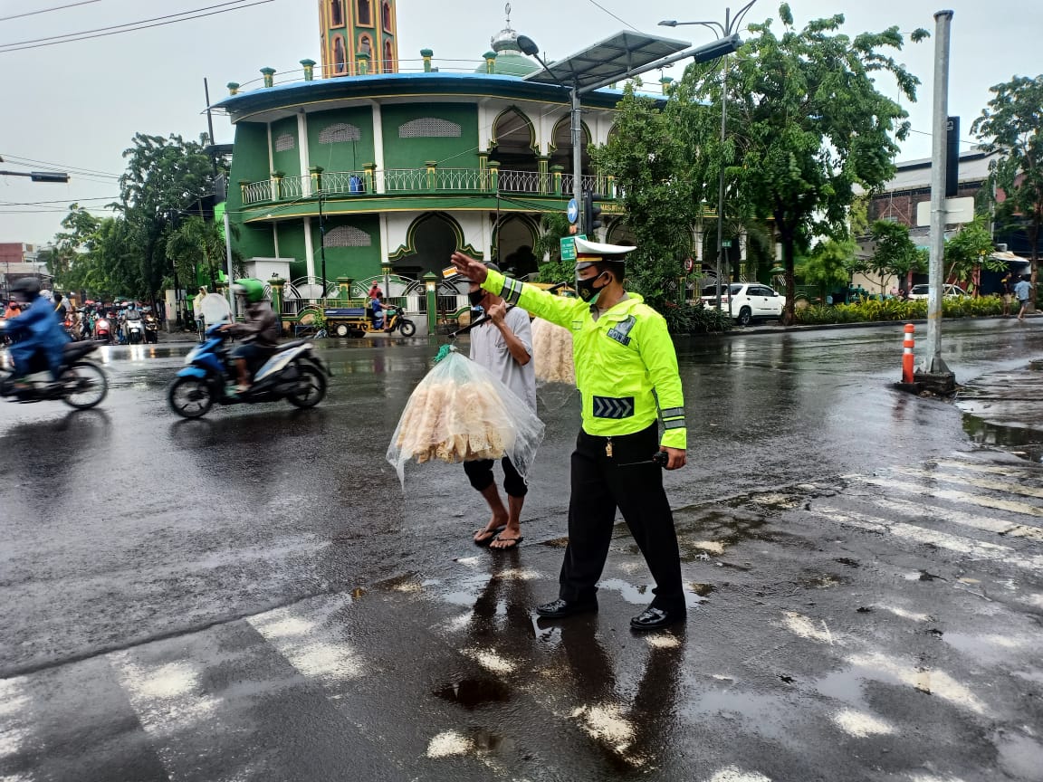 Polsek Semampir Lakukan Pengaturan Sore Cegah Kemacetan
