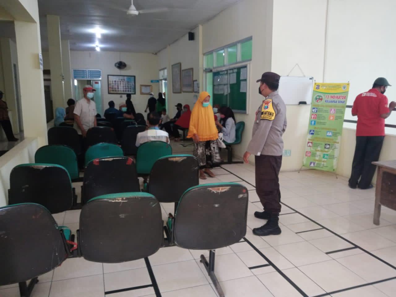 Polsek Krembangan Lakukan Pengamanan Vaksinasi di Puskesmas Dupak