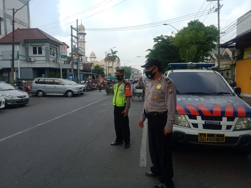 Polsek Pabean Cantikan Berikan Pelayanan Melalui Pengaturan Lalu Lintas Sore