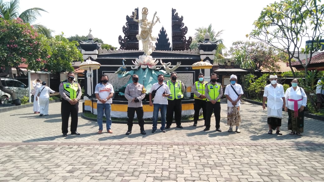 Polsek Krembangan Kawal Upacara Keagamaan di Pura Agung Jagad Karana