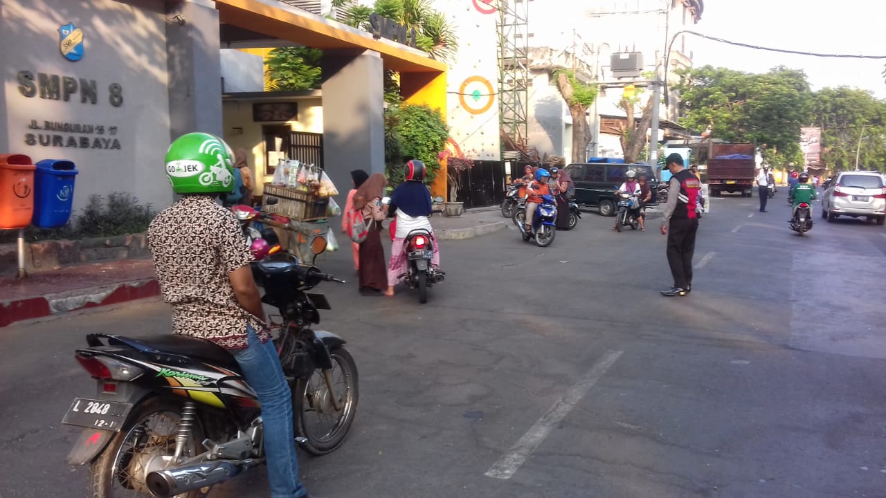 Babinkamtibmas Bongkaran Atur Lalu Lintas Pagi di Depan SMPN 8