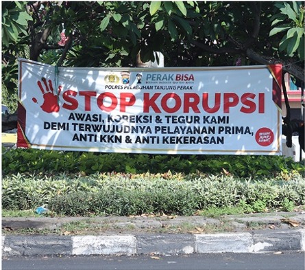 Pasang Spanduk Stop Korupsi, Polres Tanjung Perak Ajak Masyarakat Awasi Kinerja Personil