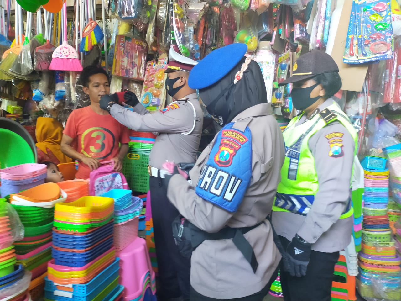 Polres Tanjung Perak Bersama Satpol PP & TNI Lakukan Operasi Penertiban Masker di Pasar Pegirian