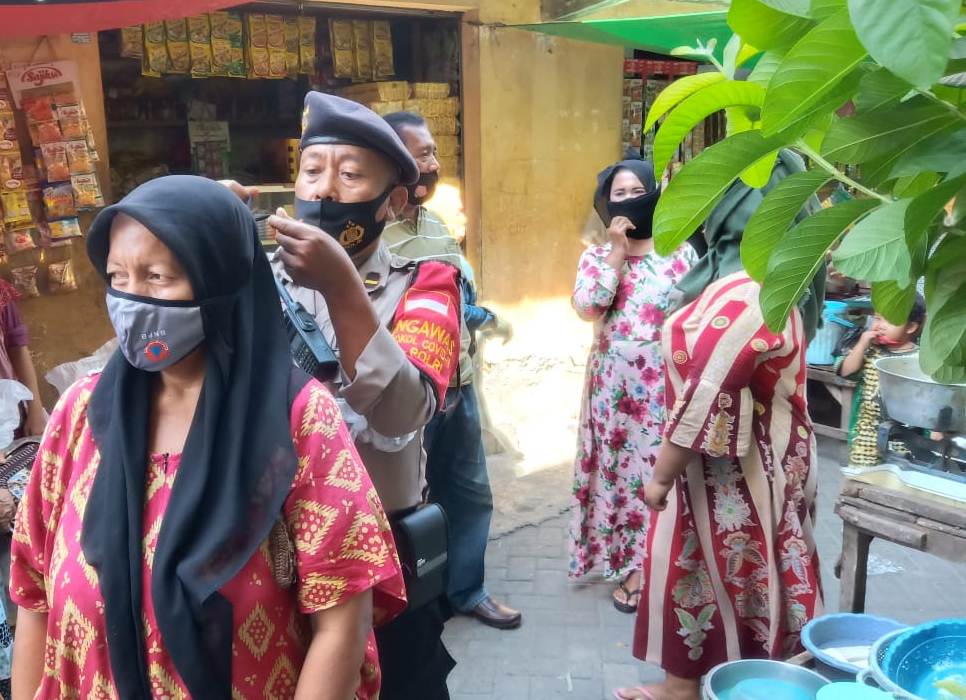 Polsek Semampir Laksanakan Operasi Penertiban Masker di Pasar Wonokusumo