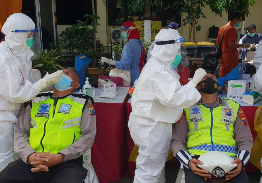 Polres Tanjung Perak Gelar Swab Tes Massal Diikuti 167 Personil Polri & ASN