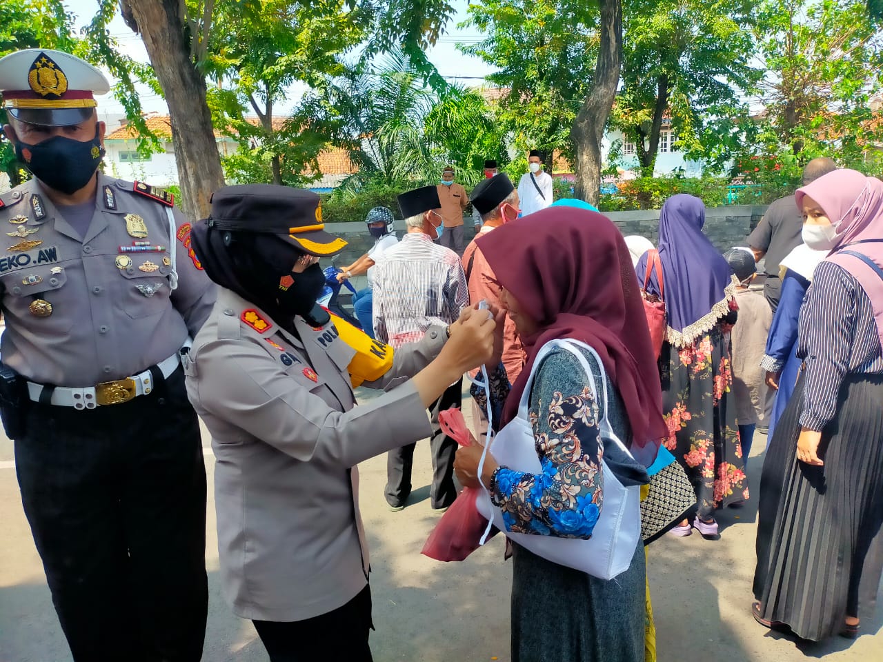 Kapolres Tanjung Perak Didampingi Kapolsek Semampir Pantau Penerapan Prokes di Wisata Religi Ampel