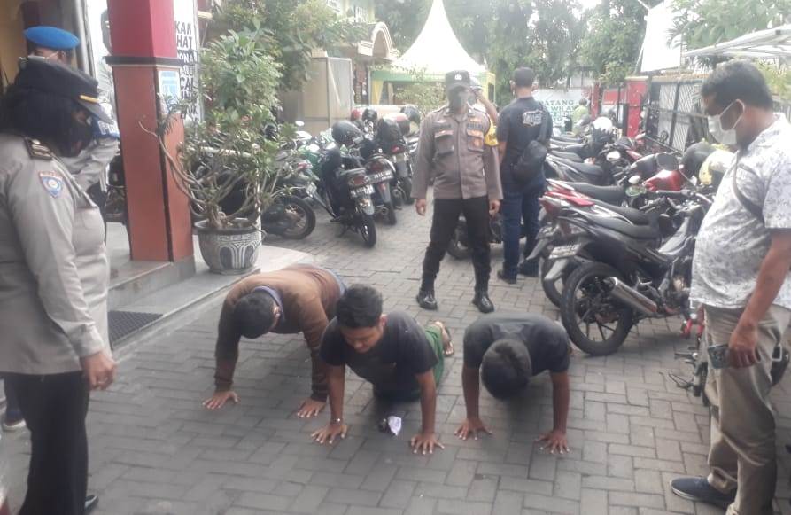 Kanit Sabhara Polsek Asemrowo Pimpin Operasi Penertiban Masker di Depan Mako