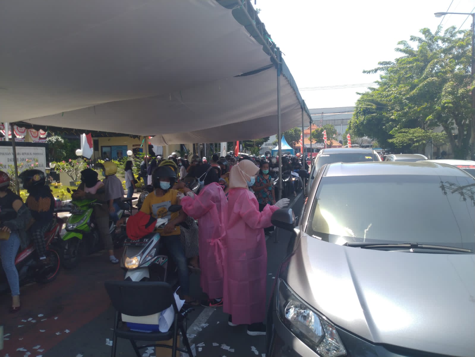 Vaksinasi Drive Thru Polres Tanjung Perak Layani Semua Warga KTP Surabaya
