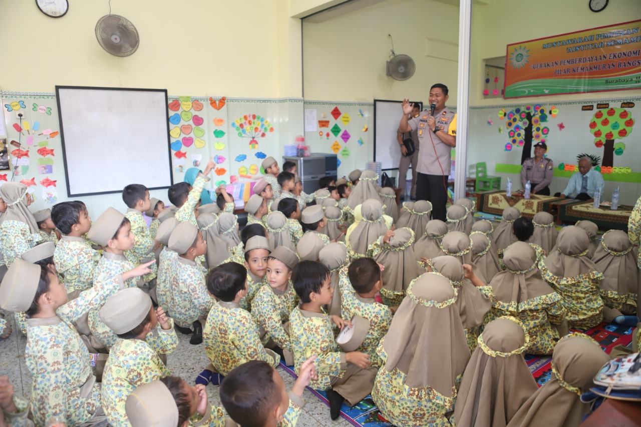 Wakapolres Tanjung Perak Beri Pemahaman Tugas-Tugas Kepolisian Ke Murid-Murid TK Aisyah