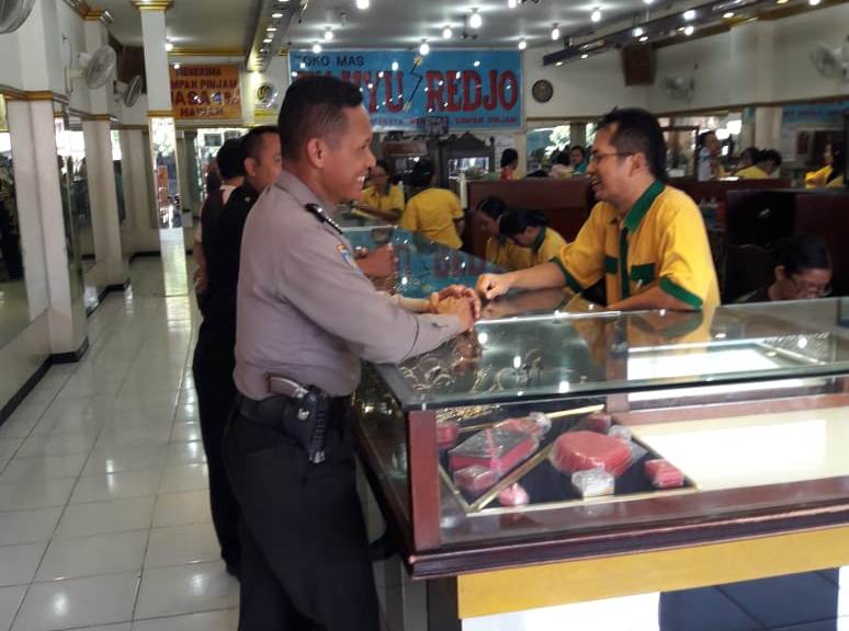 Babinkamtibmas Takal Kedinding Patroli Toko Emas, Antisipasi Tindak Kriminalitas