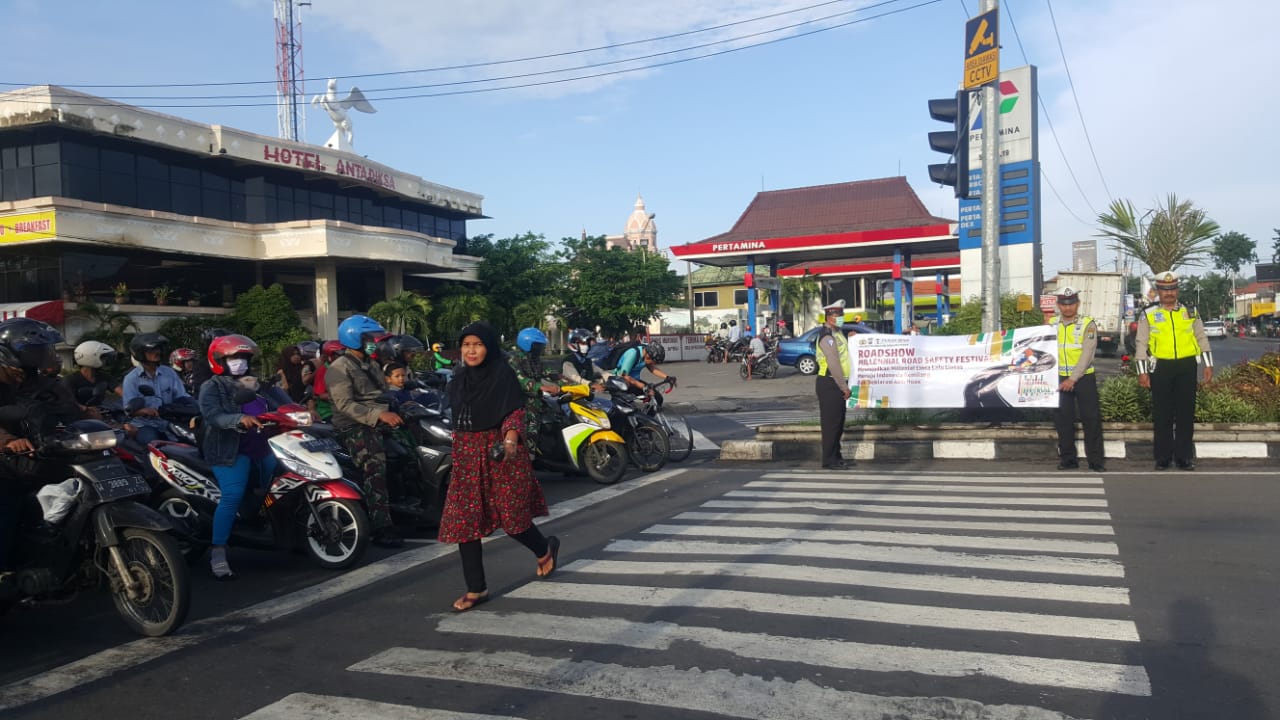 Unit Lantas Polsek Krembangan Lakukan Pengaturan Pagi Sambil Sosialisasikan Tertib Lalu Lintas