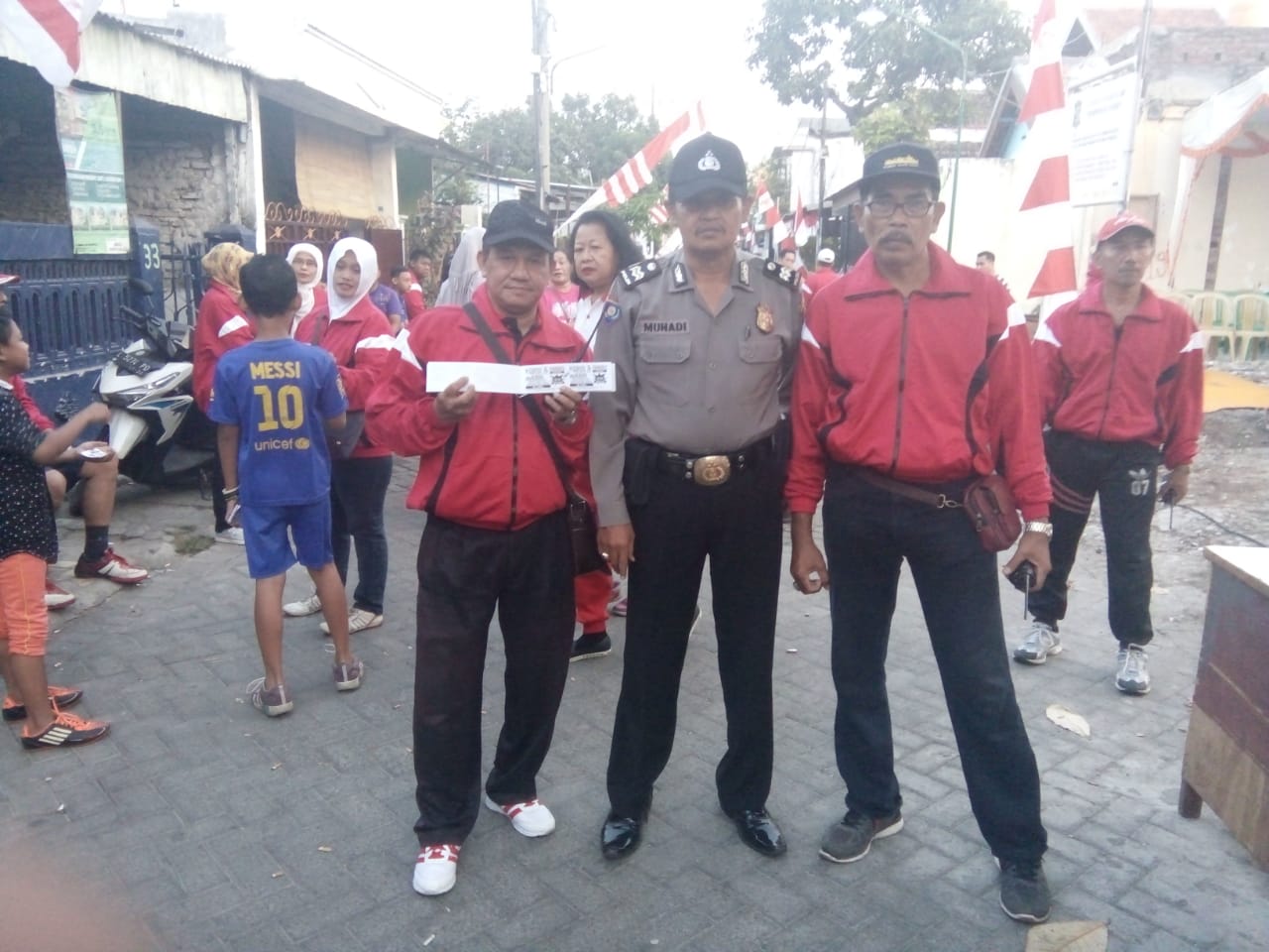 Acara Jalan Sehat Warga Sidotopo Dikawal Polsek Semampir