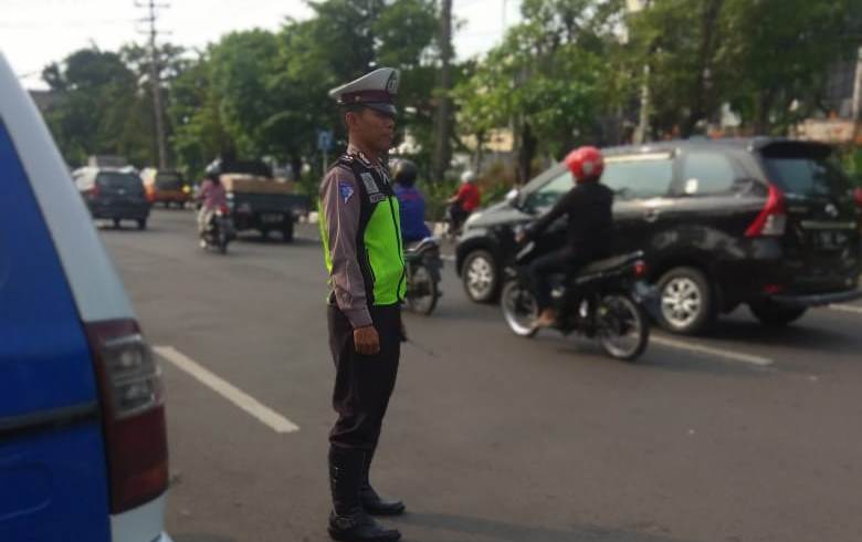 Unit Lantas Polsek Pabean Cantikan Lakukan Pengaturan Sore, Bantu Para Pekerja Pulang