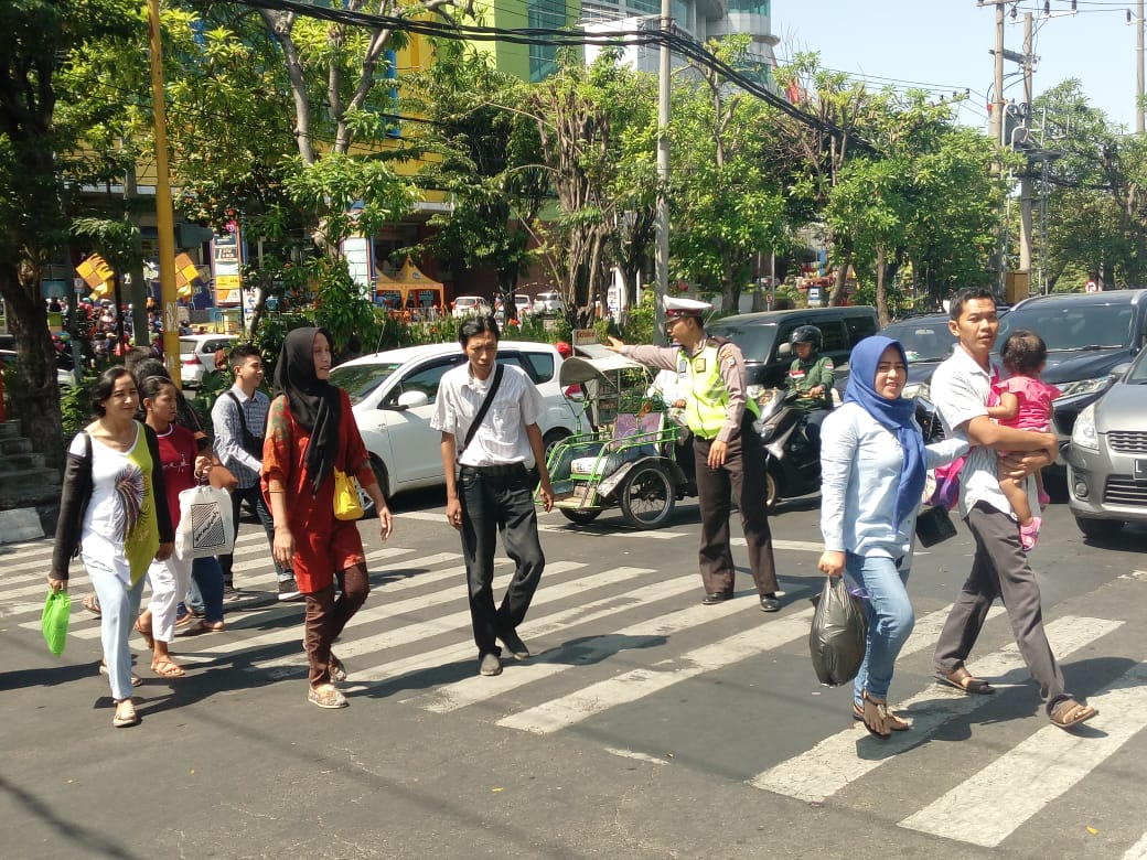 Unit Lantas Polsek Pabean Cantikan Lakukan Pengaturan Lalu Lintas Sore Cegah Kemacetan