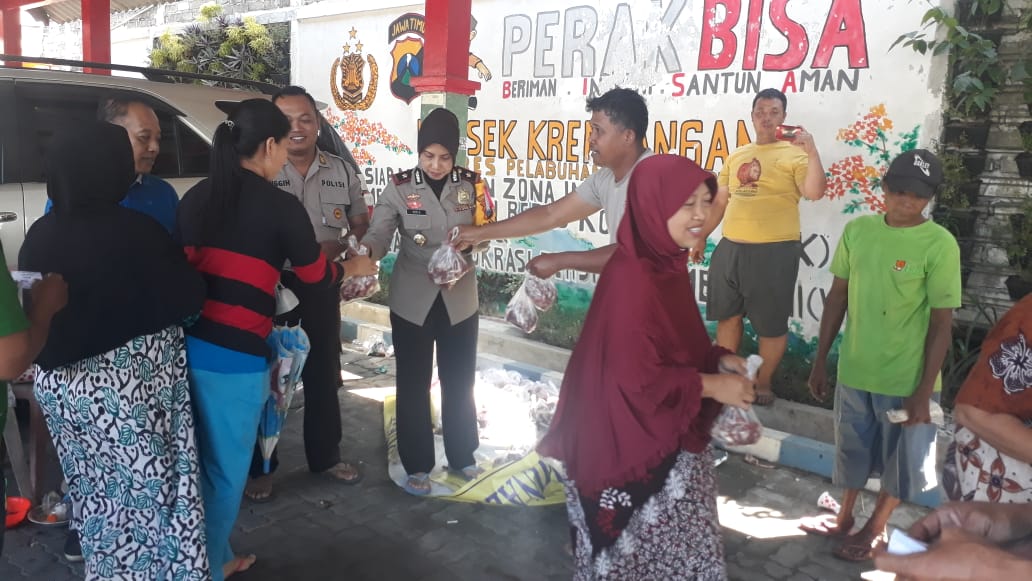 Kapolsek Krembangan Bagikan Daging Hewan Kurban Ke Warga Sekitar
