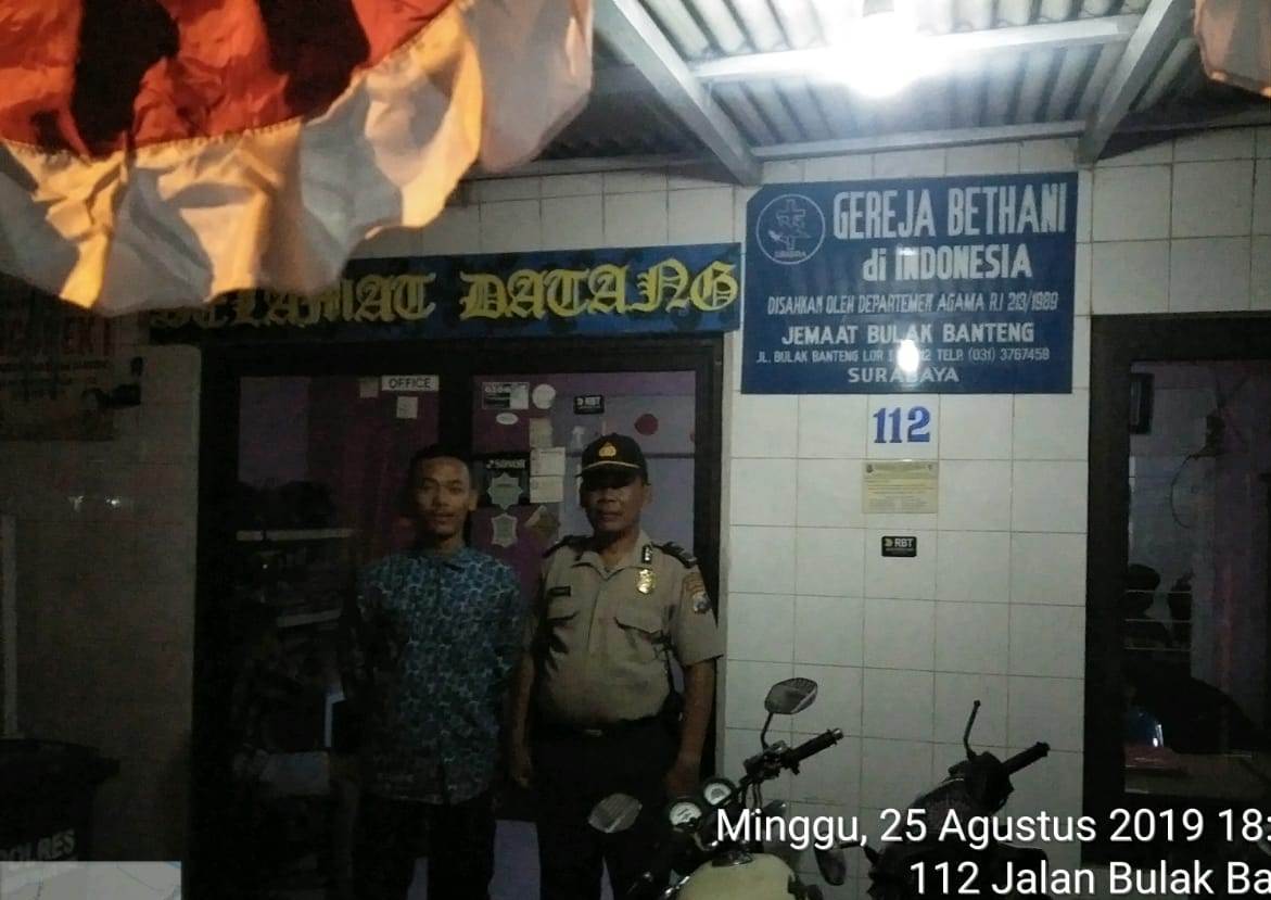 Polsek Kenjeran Lakukan Pengamanan Kebaktian Minggu Malam