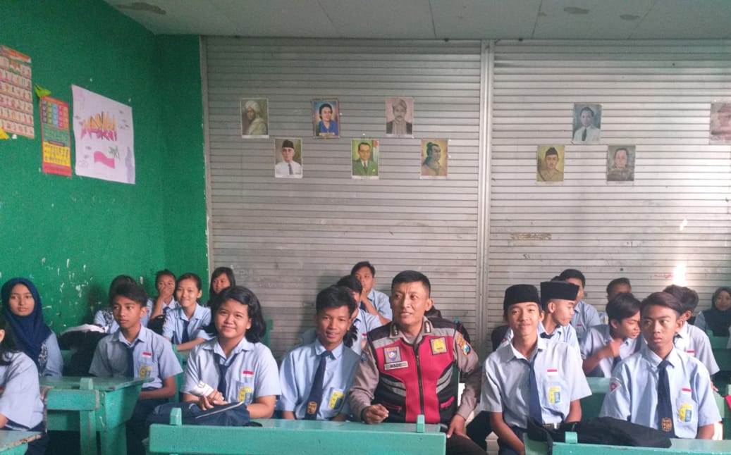 Babinkamtibmas Bongkaran Sambang Pelajar SMP Sasana Bhakti Dalam Rangka Rabu Narsis