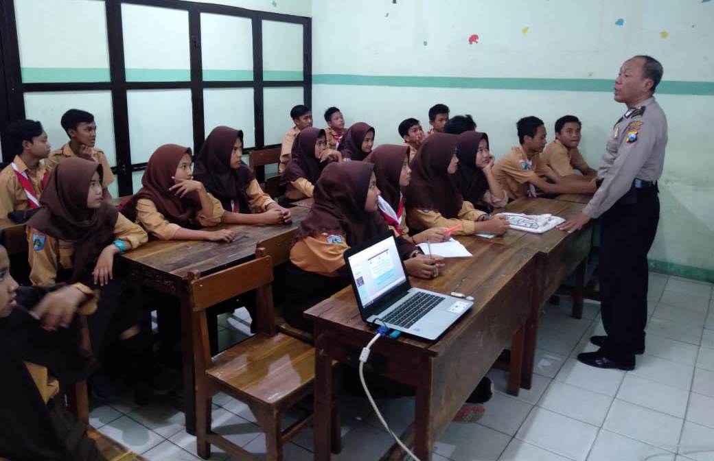 Panit Binmas Polsek Semampir Berikan Penyuluhan Bahaya Narkoba Ke Sekolah