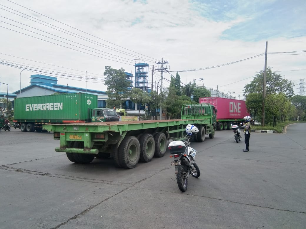 Bantu Kepulangan Pekerja, Satlantas Polres Tanjung Perak Gelar Pengaturan Sore Hari