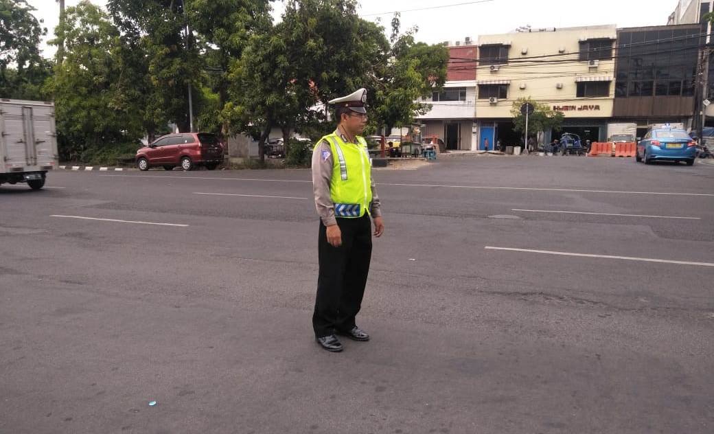 Unit Lantas Polsek Pabean Cantikan Atur Lalu Lintas Sore, Bantu Kepulangan Pekerja
