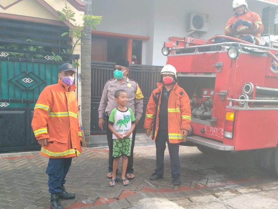 Babinkamtibmas Kedung Cowek Kawal Penyemprotan Disinfektan di Pemukiman