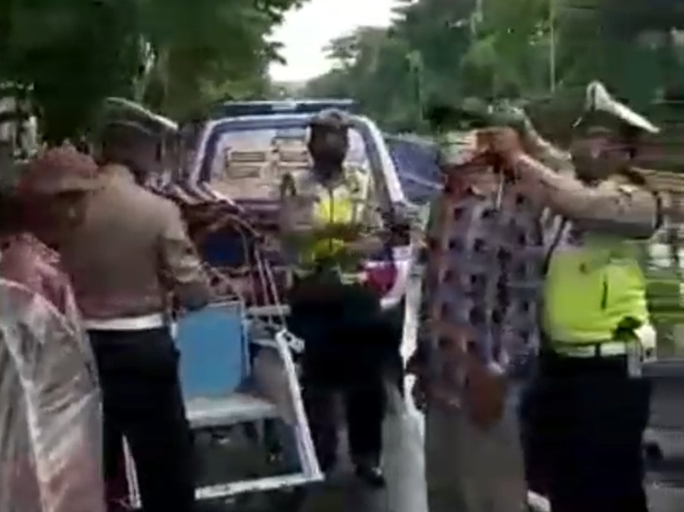 Unit Lantas Polsek Krembangan Bagikan Sembako Gratis & Masker Untuk Penarik Becak