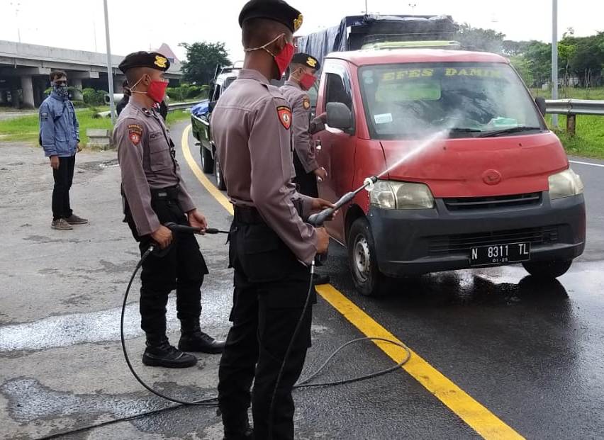 Tegakkan Aturan PSBB, Personil Piket Pospam Polres Tanjung Perak Lakukan Penyekatan Kendaraan