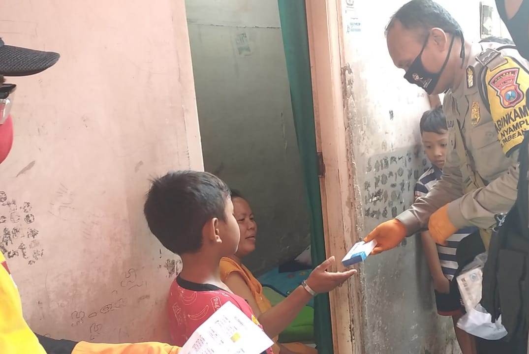 Babinkamtibmas Nyamplungan Salurkan Bantuan Obat Lianhua Untuk Warga PDP Jalan Panggung