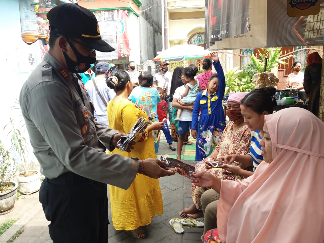 Kapolsek Pabean Cantikan Bagikan Masker Gratis Kepada Warga Krembangan Utara