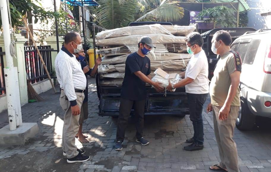 Polsek Asemrowo Lakukan Pengamanan & Pemantauan Distribusi Logistik Pilwali di Kantor Kecamatan