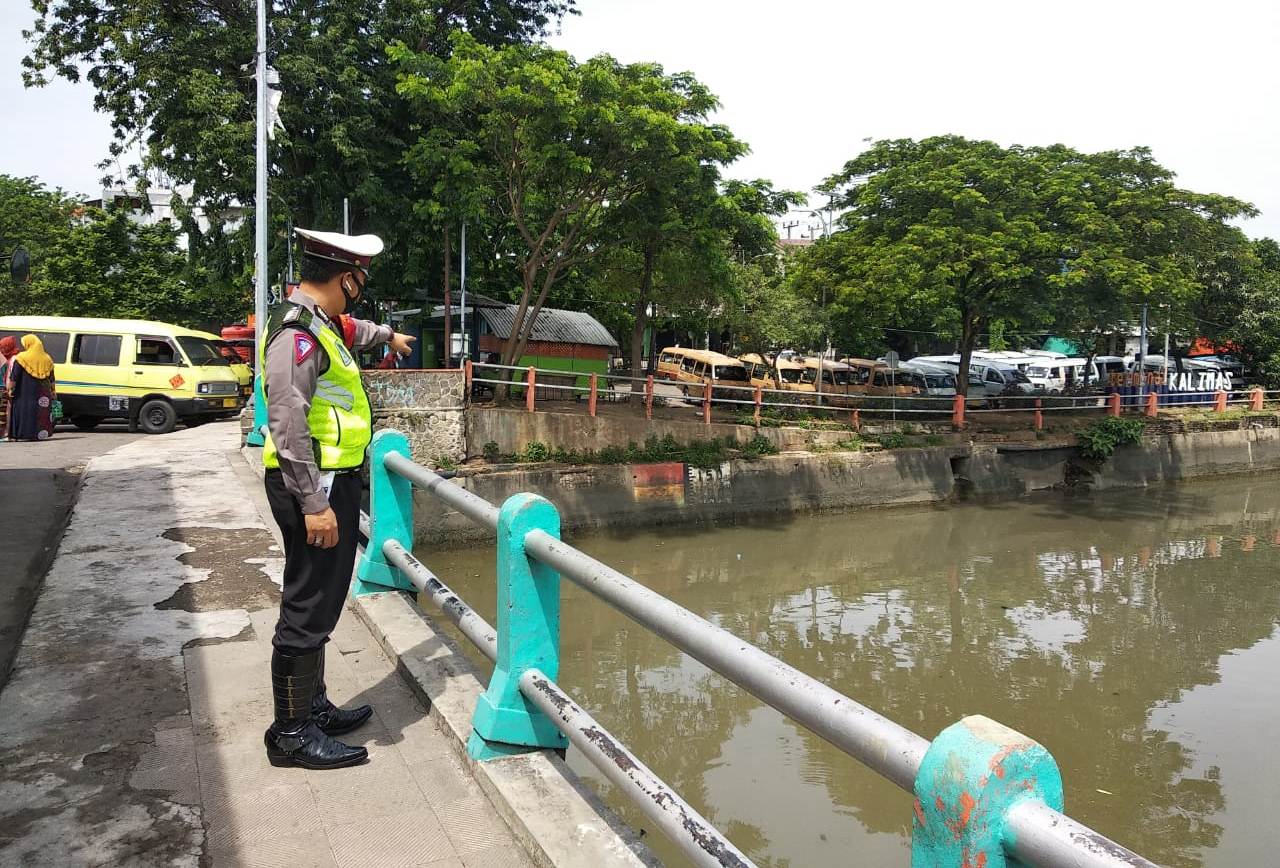 Polsek Pabean Cantikan Pantau Ketinggian Permukaan Air di Sungai Kalimas, Antisipasi Potensi Banjir