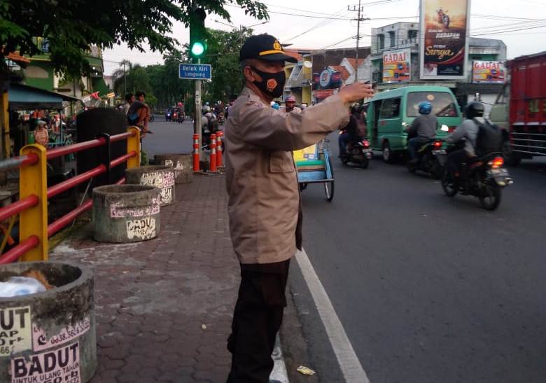 Polsek Semampir Lakukan Pengaturan Sore, Bantu Kepulangan Para Pekerja