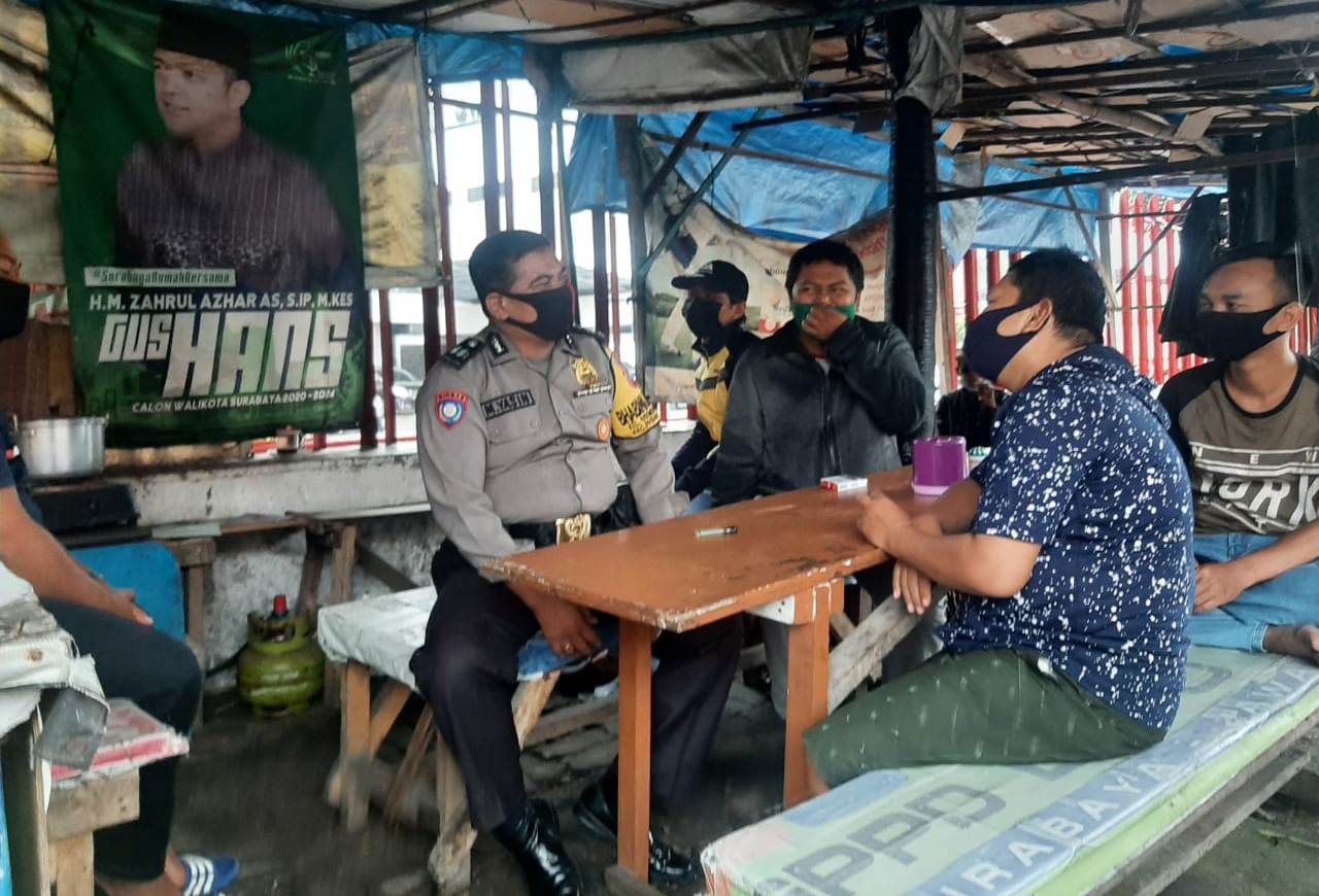 Babinkamtibmas Krembangan Utara Sampaikan Himbauan Patuh Prokes Ke Pengunjung Warkop