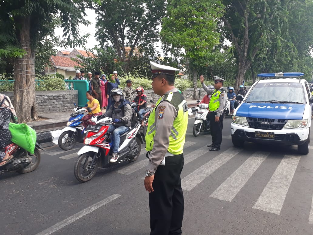 Unit Lantas Polsek Semampir Atur Lalu Lintas di Depan Wistata Religi Ampel