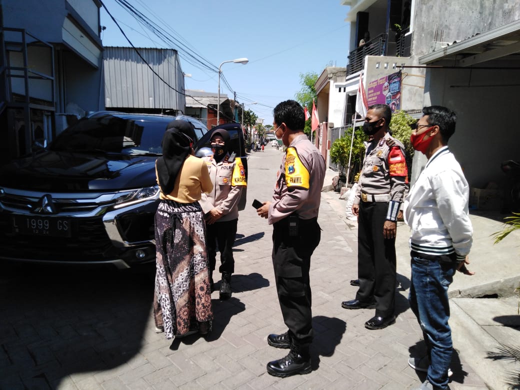 Kapolres Tanjung Perak Didampingi Kapolsek Asemrowo Kunjungi Pengrajin Sapu di Tambak Dalam